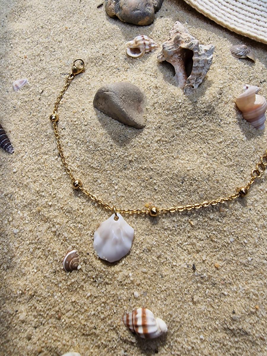 Bracelet - Chaîne avec perles dorées et coquillage ivoire