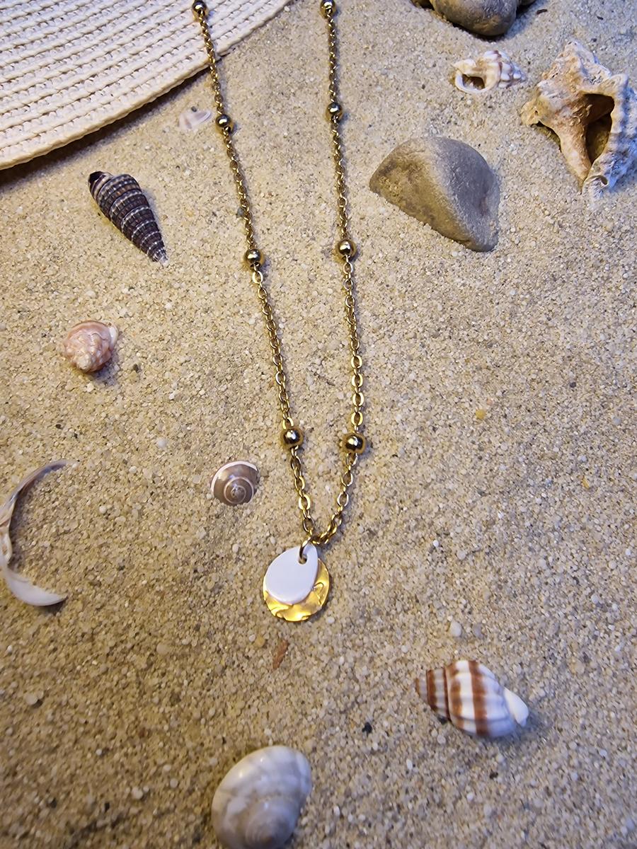 Collier - Chaîne avec perles dorées et sequin nacré blanc