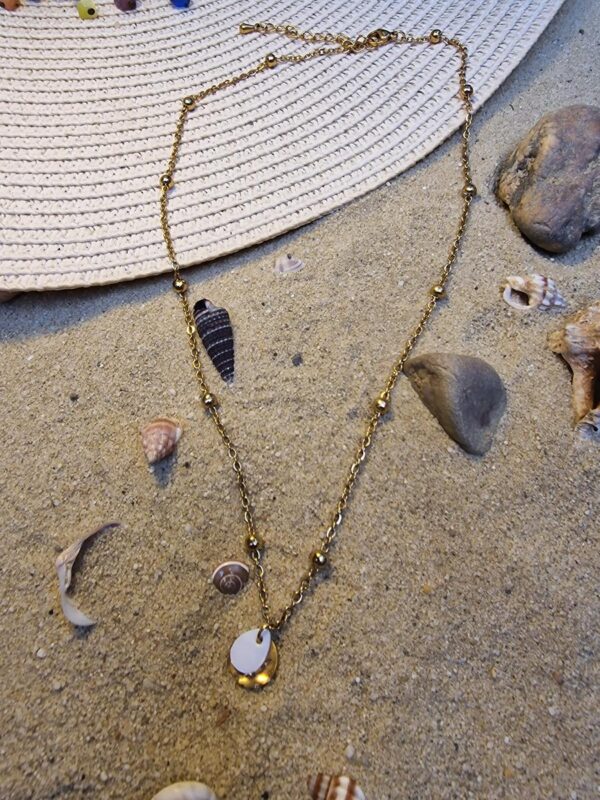 Collier - Chaîne avec perles dorées et sequin nacré blanc