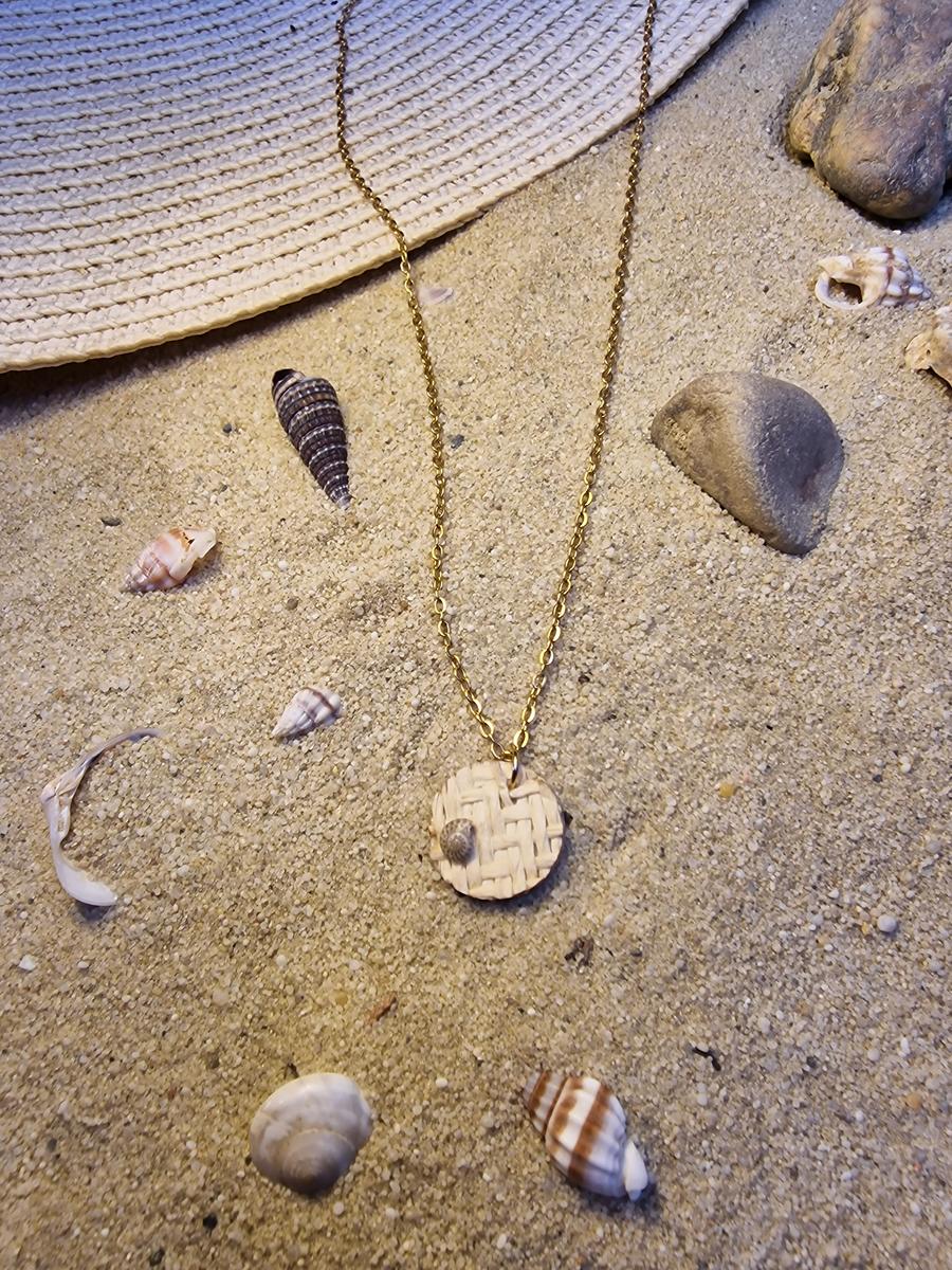 Collier - Chaîne dorée, disque raphia naturel et mini coquillage