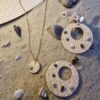 Parure [boucles d'oreilles et collier] inox doré - disque raphia naturel et mini coquillages