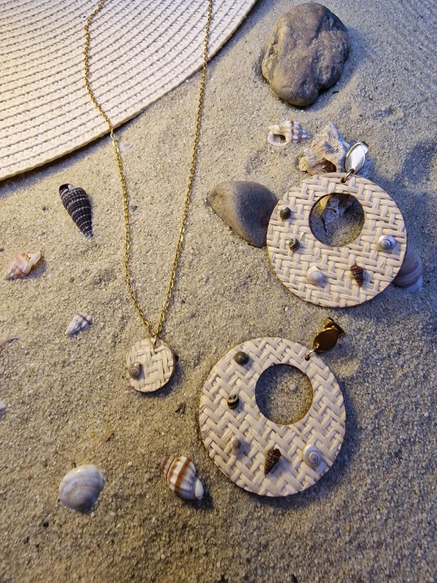 Parure [boucles d'oreilles et collier] inox doré - disque raphia naturel et mini coquillages