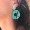 Boucles d'oreilles inox doré - disque rotin turquoise et puce résine