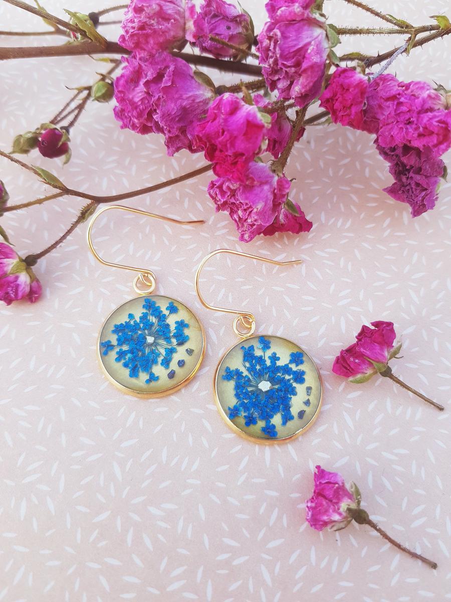 Boucles d'oreilles acier inox doré - Médaillon inflorescence bleu foncé et pierres noires Boucles d'oreilles acier inox doré - Médaillon inflorescence bleu foncé et pierres noires