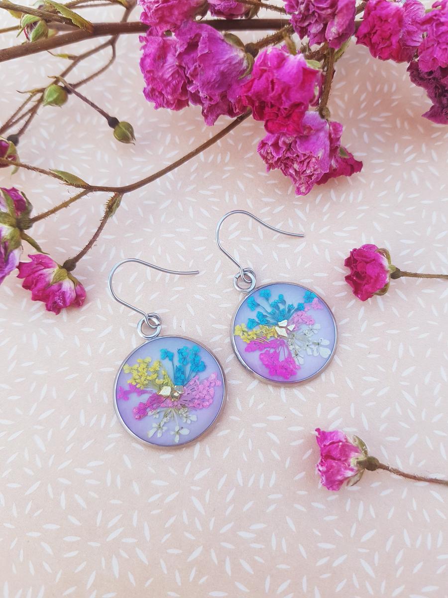 Boucles d'oreilles acier inox argenté - Médaillon fleurs séchées multicolores Boucles d'oreilles acier inox argenté - Médaillon inflorescences multicolores