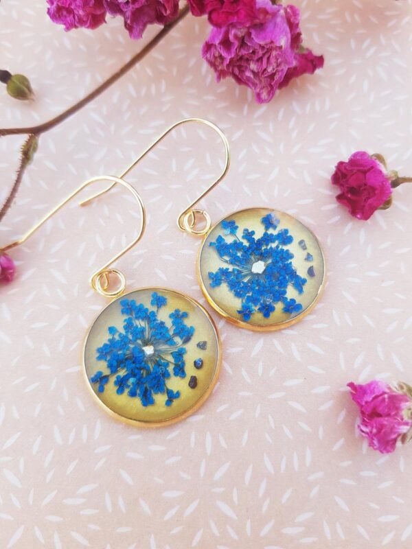 Boucles d'oreilles acier inox doré - Médaillon inflorescence bleu foncé et pierres noires