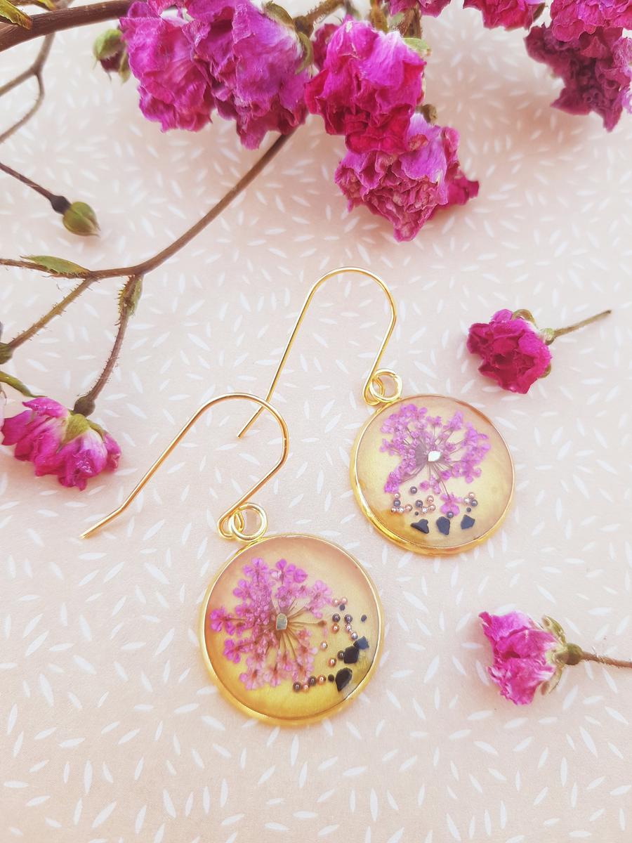 Boucles d'oreilles acier inox doré - Médaillon inflorescence rose fuchsia et pierres noires et dorées Boucles d'oreilles acier inox doré - Médaillon inflorescence rose fuchsia et pierres noires et dorées