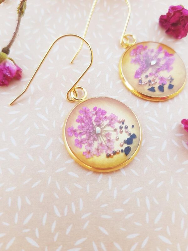 Boucles d'oreilles acier inox doré - Médaillon inflorescence rose fuchsia et pierres noires et dorées