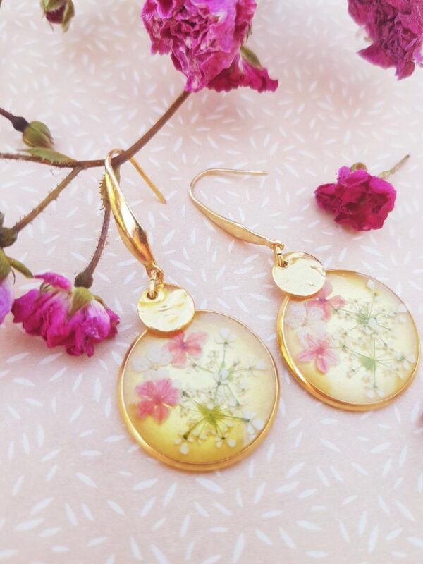 Boucles d'oreilles crochet acier inox doré - Médaillon cerfeuil et petites fleurs Boucles d'oreilles crochet acier inox doré - Médaillon cerfeuil et petites fleurs