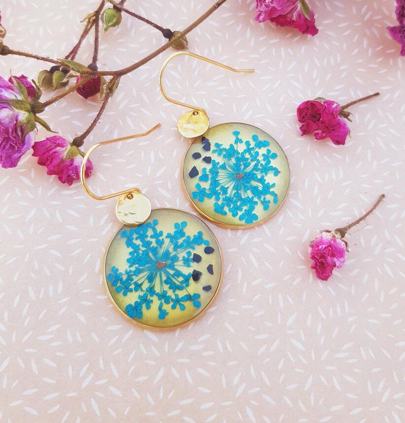 Boucles d'oreilles acier inox doré - Grand médaillon inflorescence bleu et pierres noires Boucles d'oreilles acier inox doré - Grand médaillon inflorescence bleu et pierres noires