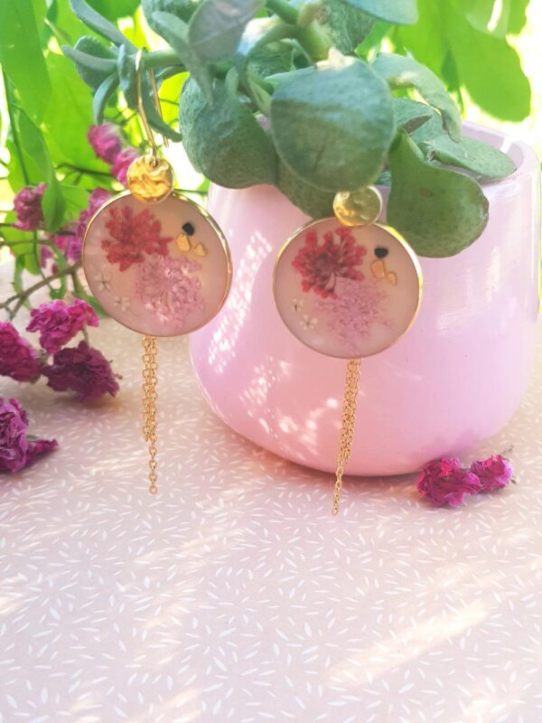 Boucles d'oreilles acier inox doré - Grand médaillon inflorescences roses et pierres noires et chaînettes Boucles d'oreilles acier inox doré - Grand médaillon inflorescences roses et pierres noires et chaînettes