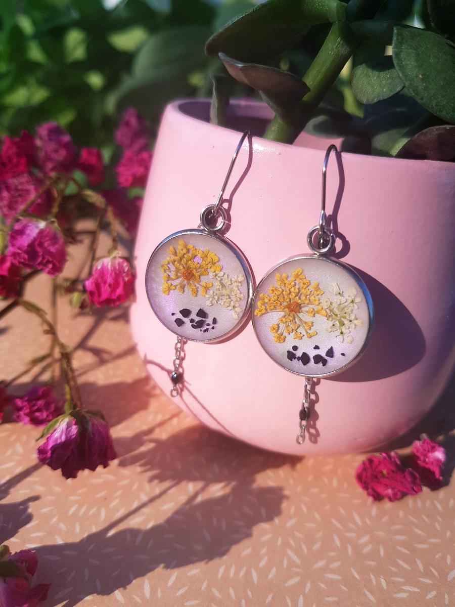 Boucles d'oreilles acier inox argenté - Médaillon cerfeuil et inflorescence orangée et chainette Collection Botanique – bijoux artisanaux français faits main