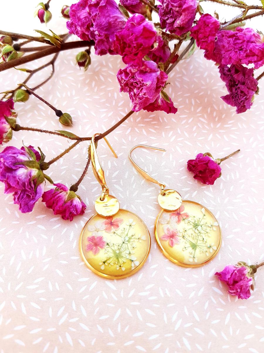 Boucles d'oreilles crochet acier inox doré - Médaillon cerfeuil et petites fleurs Boucles d'oreilles crochet acier inox doré - Médaillon cerfeuil et petites fleurs