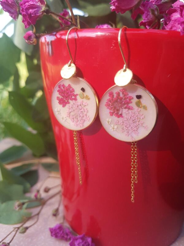 Boucles d'oreilles acier inox doré - Grand médaillon inflorescences roses et pierres noires et chaînettes Boucles d'oreilles acier inox doré - Grand médaillon inflorescences roses et pierres noires et chaînettes