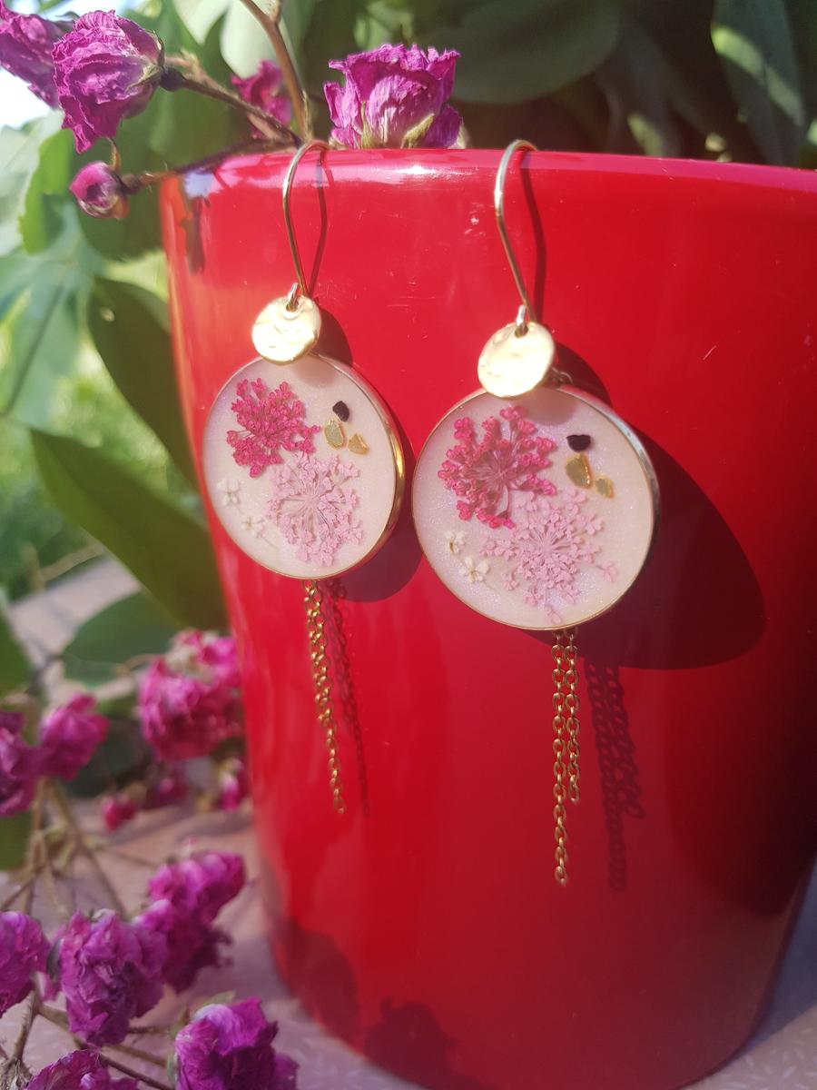 Boucles d'oreilles acier inox doré - Grand médaillon inflorescences roses et pierres noires et chaînettes Boucles d'oreilles acier inox doré - Grand médaillon inflorescences roses et pierres noires et chaînettes