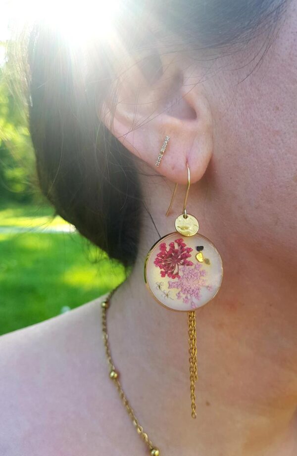 Boucles d'oreilles acier inox doré - Grand médaillon inflorescences roses et pierres noires et chaînettes Boucles d'oreilles acier inox doré - Grand médaillon inflorescences roses et pierres noires et chaînettes