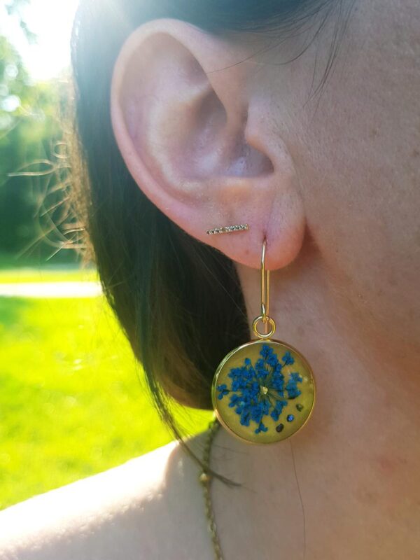 Boucles d'oreilles acier inox doré - Médaillon inflorescence bleu foncé et pierres noires