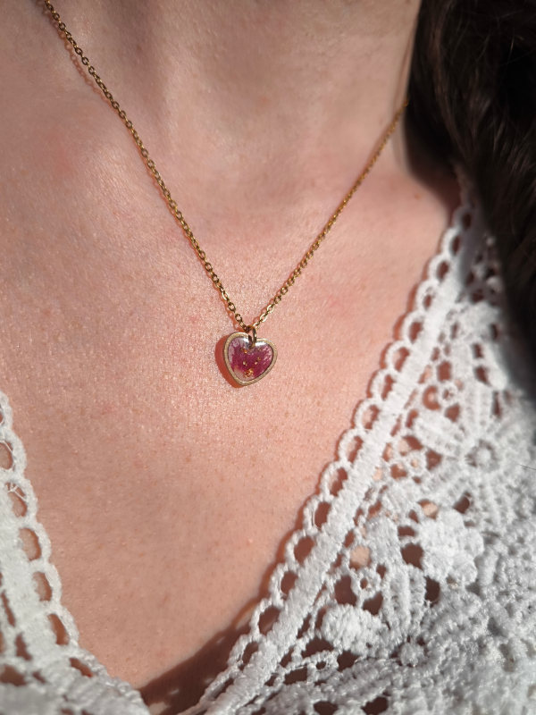 Collier - petit cœur fleuri doré rose porté