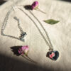 Collier argenté cœur fleuri – Fleurs roses en relief