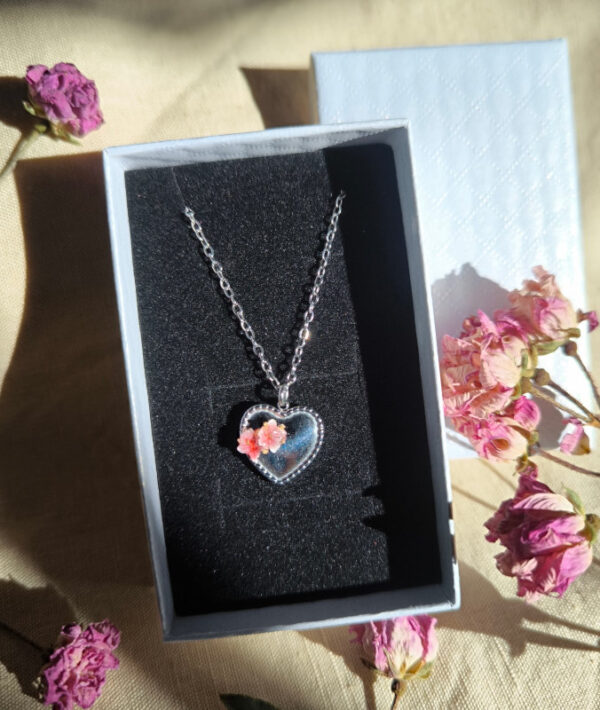 Collier argenté cœur fleuri – Fleurs roses en relief