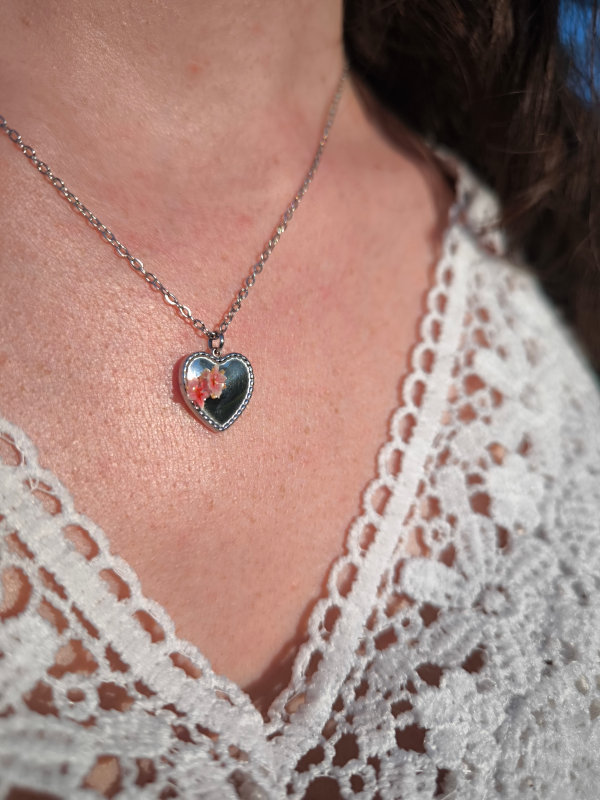 Collier argenté cœur fleuri – Fleurs roses en relief