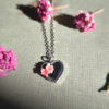 Collier argenté cœur fleuri – Fleurs roses en relief