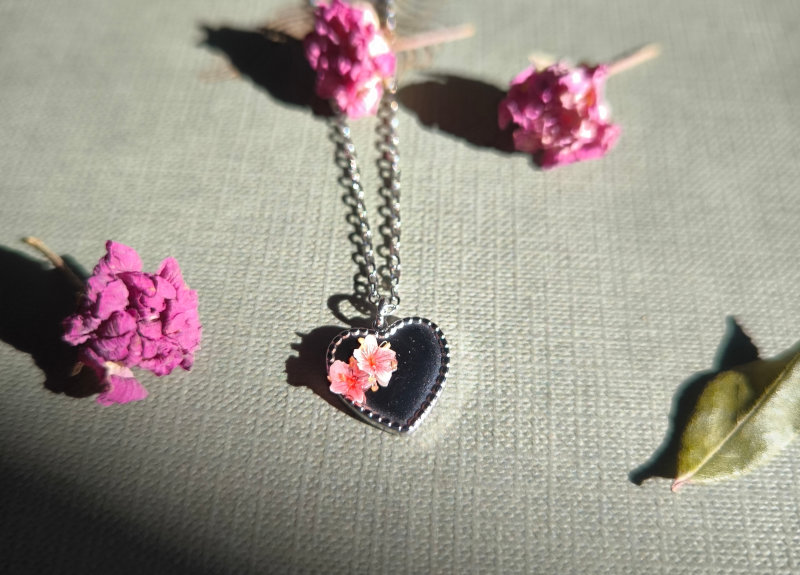Collier argenté cœur fleuri – Fleurs roses en relief