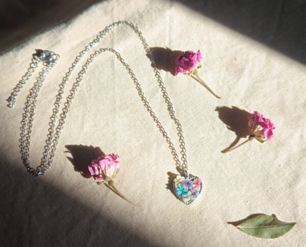 Collier argenté cœur fleuri – Fleurs pastel en relief