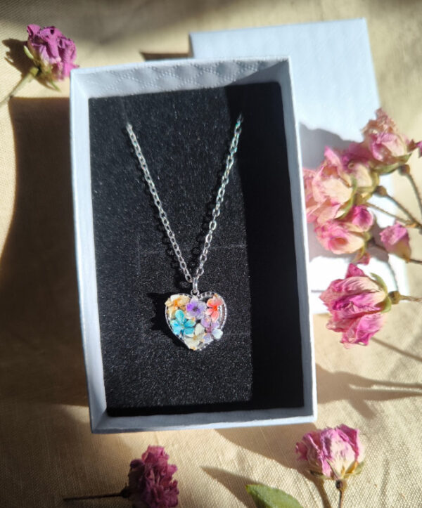 Collier argenté cœur fleuri – Fleurs pastel en relief