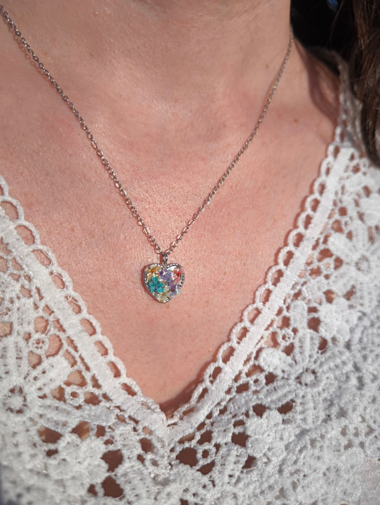 Collier argenté cœur fleuri – Fleurs pastel en relief