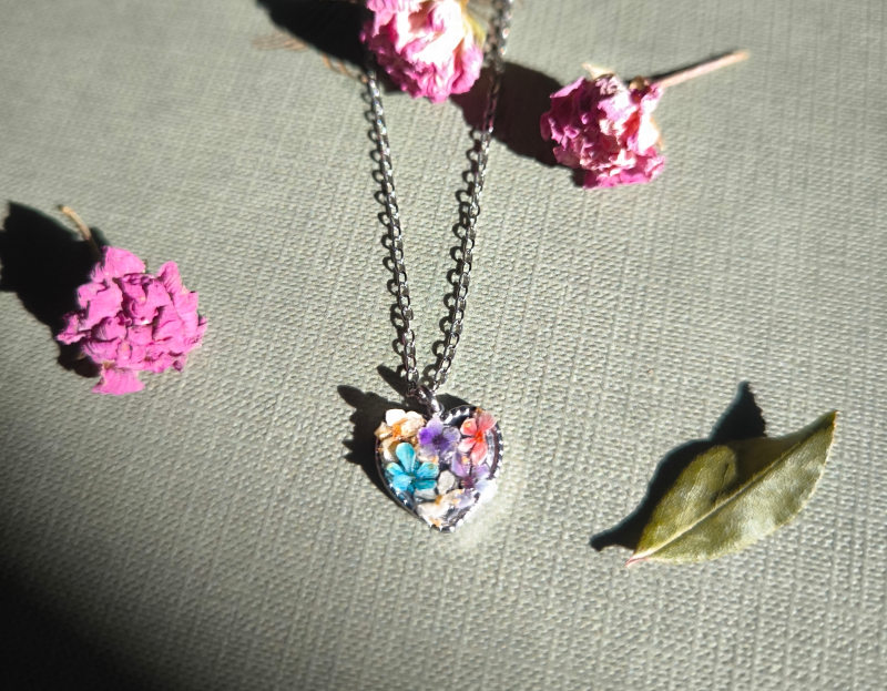 Collier argenté cœur fleuri – Fleurs pastel en relief