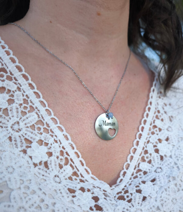 22497 - Collier argenté Maman – Angélite porté Collier argenté Maman – Angélite