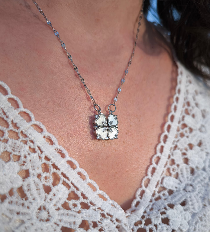 22501 - Collier argenté cœurs transformables – Fleur nacrée porté Collier argenté cœurs transformables – Fleur nacrée porté