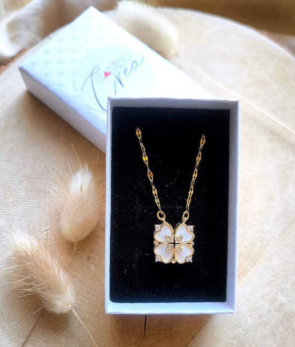 Collier doré cœurs transformables – Fleur nacrée