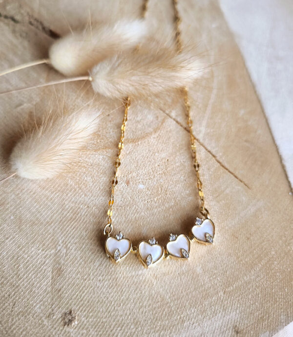 Collier doré cœurs transformables – Fleur nacrée