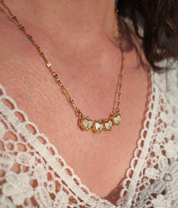 Collier doré cœurs transformables – Fleur nacrée porté