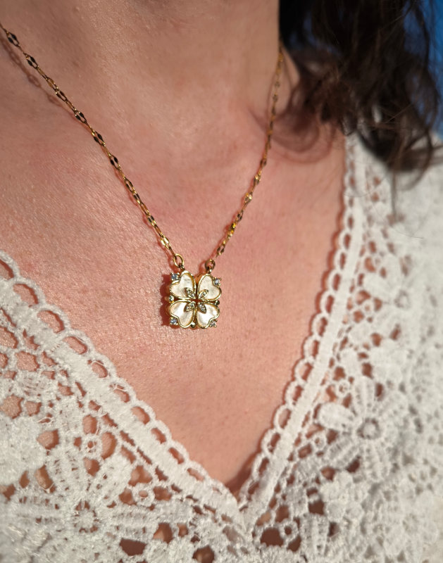 Collier doré cœurs transformables – Fleur nacrée porté