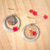 22567 - boucles d'oreilles asymétriques - médaillon nacré et fleurs rouges