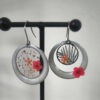 22567 - boucles d'oreilles asymétriques - médaillon nacré et fleurs rouges