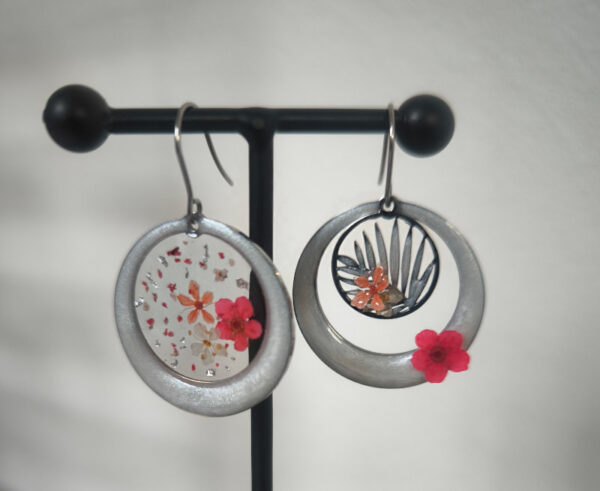 22567 - boucles d'oreilles asymétriques - médaillon nacré et fleurs rouges