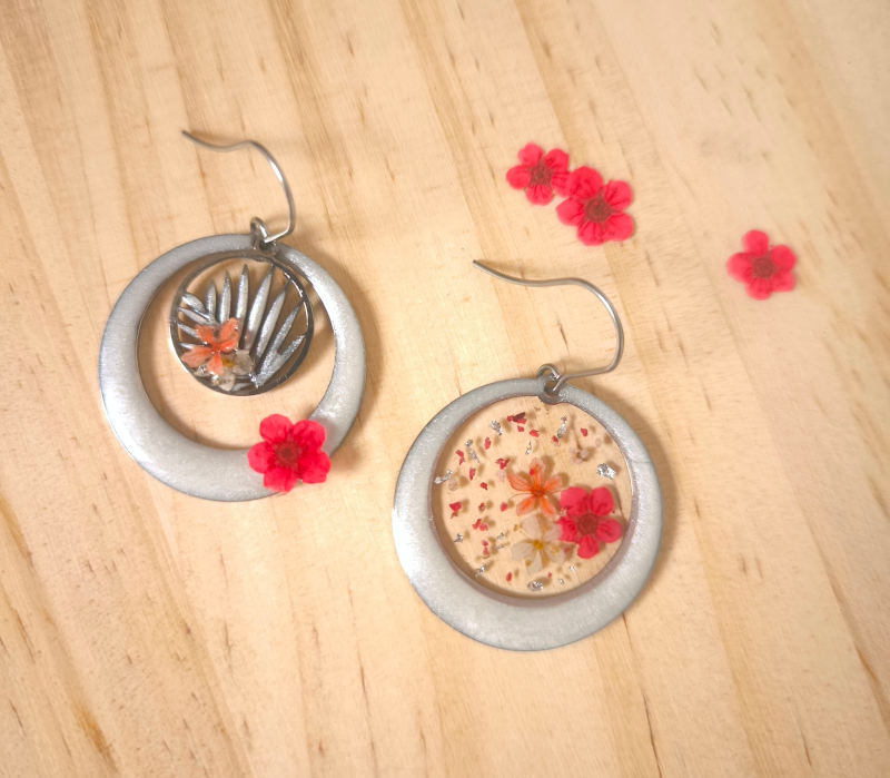 22567 - boucles d'oreilles asymétriques - médaillon nacré et fleurs rouges