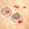 22567 - boucles d'oreilles asymétriques - médaillon nacré et fleurs rouges