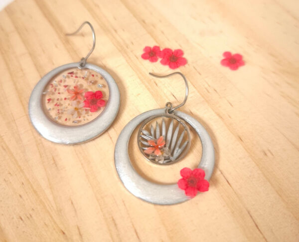 22567 - boucles d'oreilles asymétriques - médaillon nacré et fleurs rouges