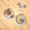 22569 - boucles d'oreilles asymétriques - médaillon nacré et fleurs bleues