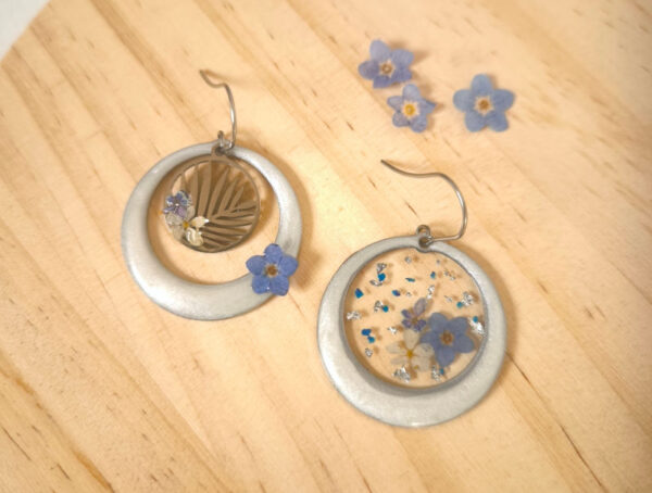 22569 - boucles d'oreilles asymétriques - médaillon nacré et fleurs bleues