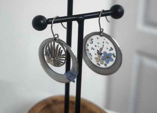 22569 - boucles d'oreilles asymétriques - médaillon nacré et fleurs bleues