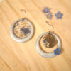 22569 - boucles d'oreilles asymétriques - médaillon nacré et fleurs bleues