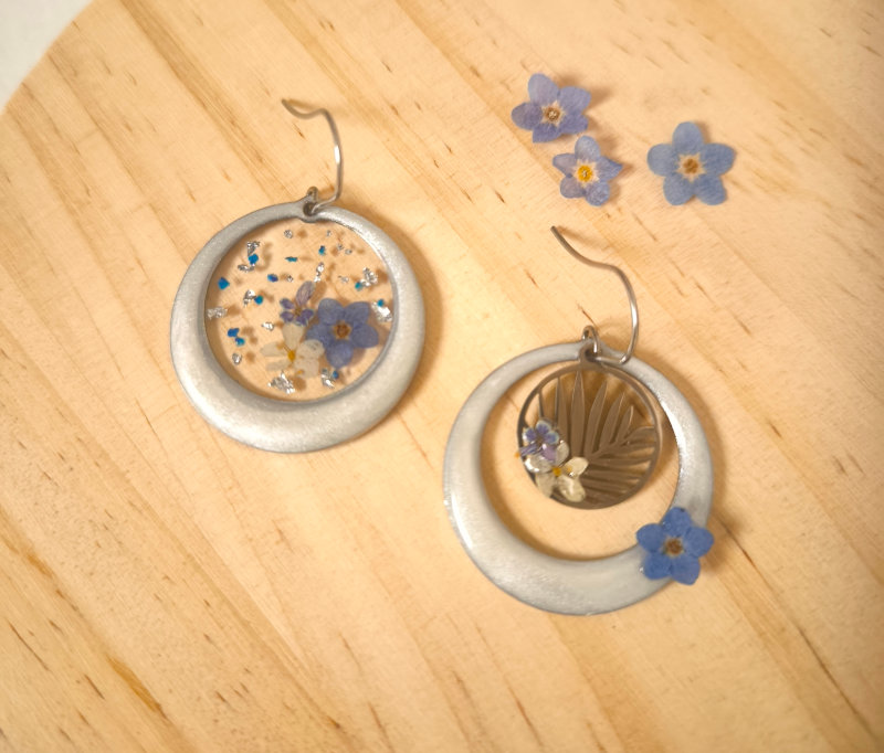 22569 - boucles d'oreilles asymétriques - médaillon nacré et fleurs bleues