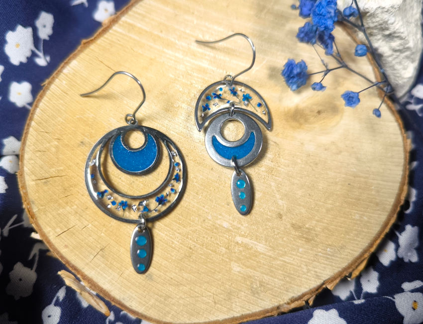 22595 - Boucles d'oreilles asymétriques argentées - Lunes et fleurs bleues. Calino crea
