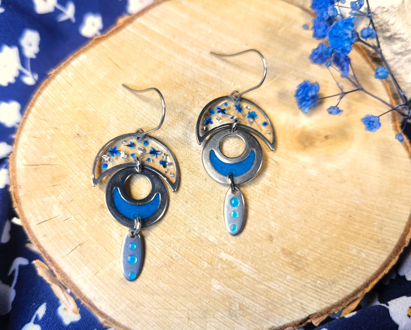 22599 - Boucles d'oreilles argentées - Lunes et fleurs bleues